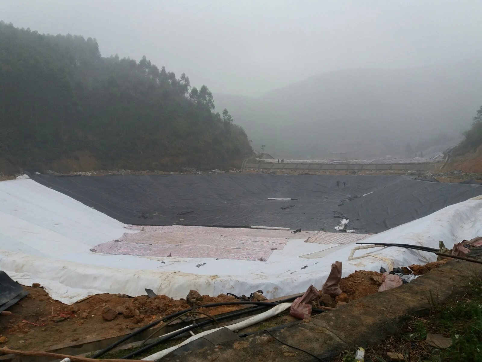 新型土工膜在大風環(huán)境中怎么鋪設(shè)的平整呢 土工膜 第1張 新型土工膜在大風環(huán)境中怎么鋪設(shè)的平整呢 土工膜 第1張